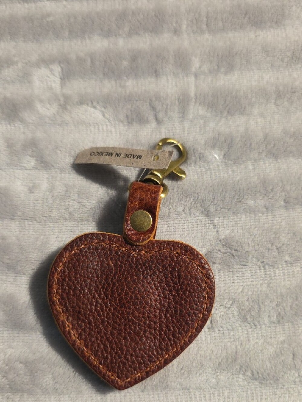 Portland Leather Heart Keychain with Gold Hardware - Airtag Holder - Picture 2 of 2